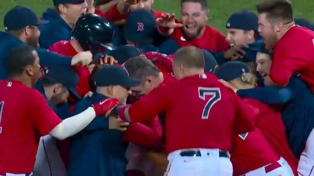 Hernandez hits walk-off sac fly to send Red Sox to ALCS