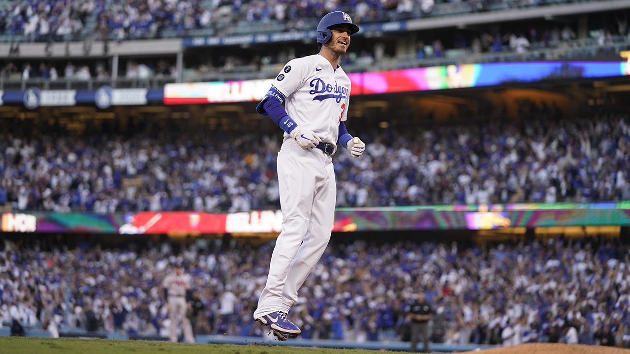 Bellinger, Betts rally Dodgers, cut Braves' NLCS lead to 2-1