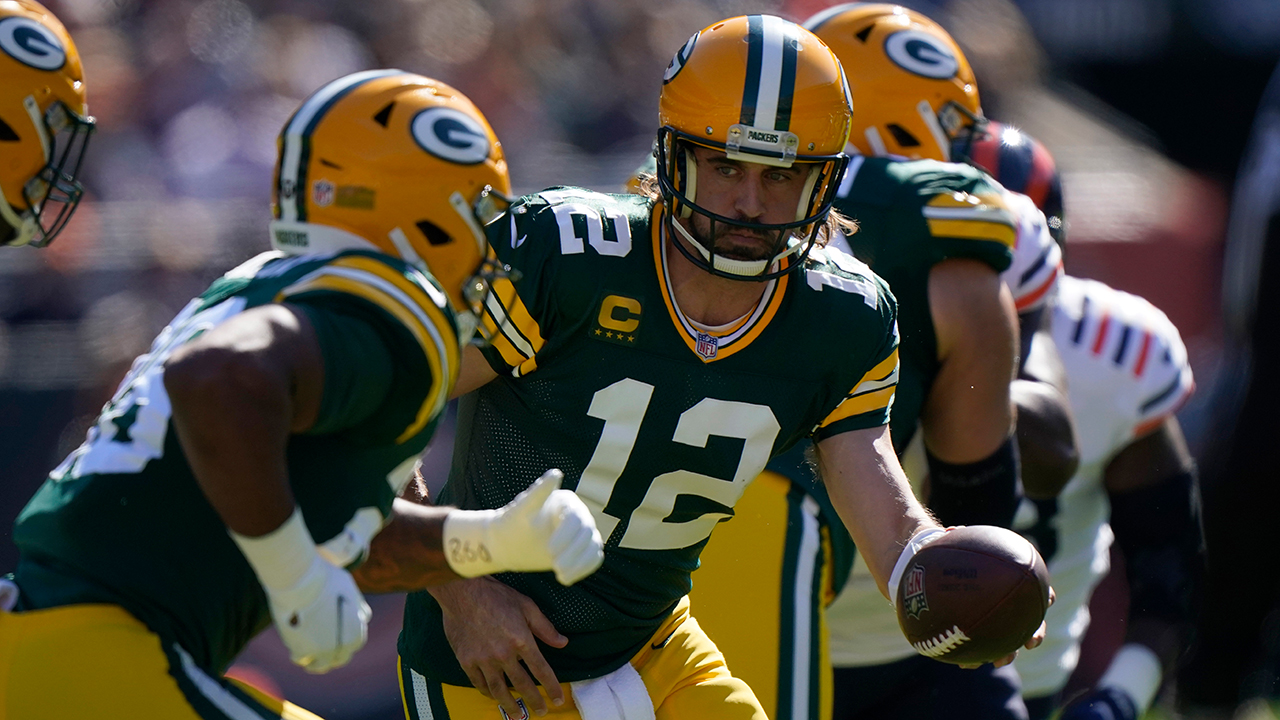 Packers' Aaron Rodgers screams at head coach Matt LaFleur for not throwing  challenge flag vs. Bears