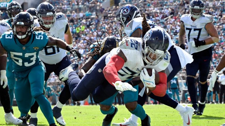 Tennessee Titans running back Derrick Henry (22) dives for a touchdown past Jacksonville Jaguars linebacker Dakota Allen (53) during the second half of an NFL football game, Sunday, Oct. 10, 2021, in Jacksonville, Fla (Phelan M. Ebenhack/AP).
