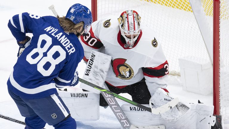 Ottawa Senators goaltender Matt Murray (30) makes a save on Toronto Maple Leafs centre William Nylander (88). (Frank Gunn/CP)