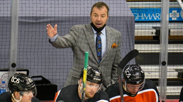 Flyers assistant coach: 'It looks like some guys in here don't