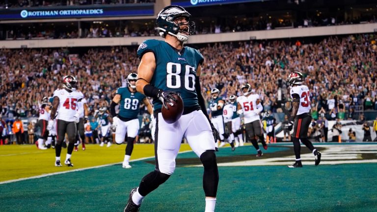 Philadelphia Eagles tight end Zach Ertz (86) celebrates a touchdown during the first half of an NFL football game against the Tampa Bay Buccaneers on Thursday, Oct. 14, 2021, in Philadelphia (Matt Rourke/AP).