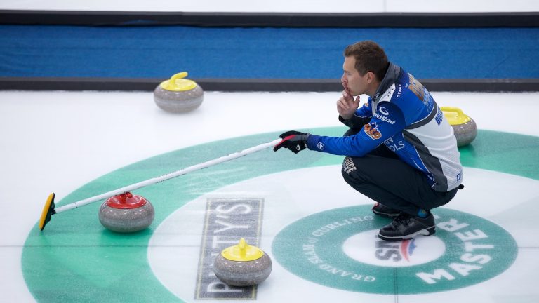 Brendan Bottcher in action during Draw 14 of the Masters on Oct. 22, 2021, in Oakville, Ont. (Anil Mungal)