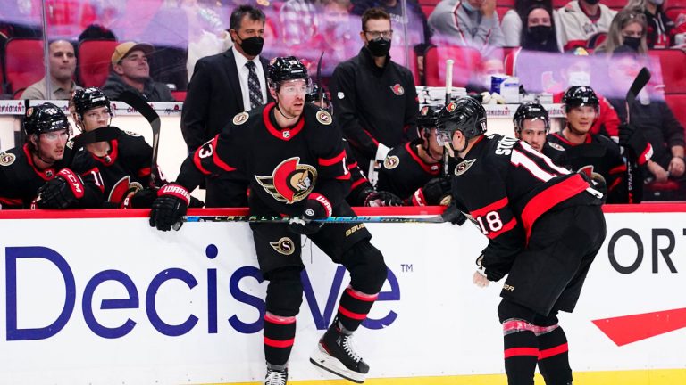 Ottawa Senators' Tim Stützle (18) skates to the bench with an unknown injury while taking on the Dallas Stars during second period NHL action. (Sean Kilpatrick/CP)