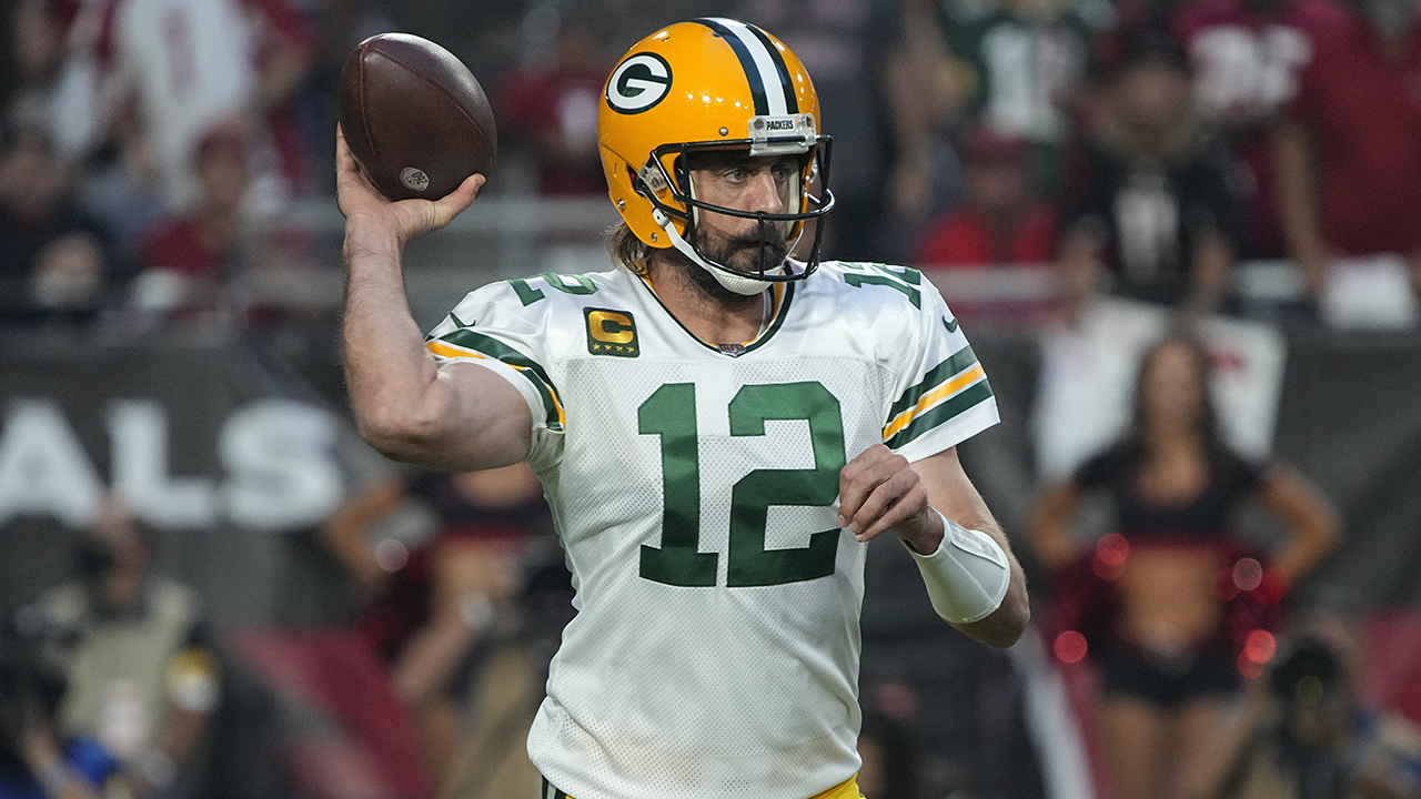 Rodgers misses practice with knee issue, but expects to play