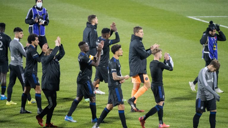 CF Montreal's players salut their fans after losing to Orlando City in an MLS soccer game in Montreal, Sunday, November 7, 2021 (Graham Hughes/CP).