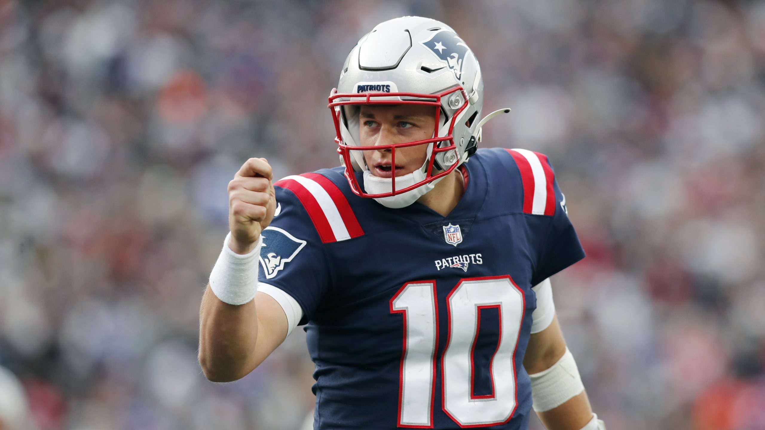 Mac Jones hobbles off the field during Patriots-Ravens game