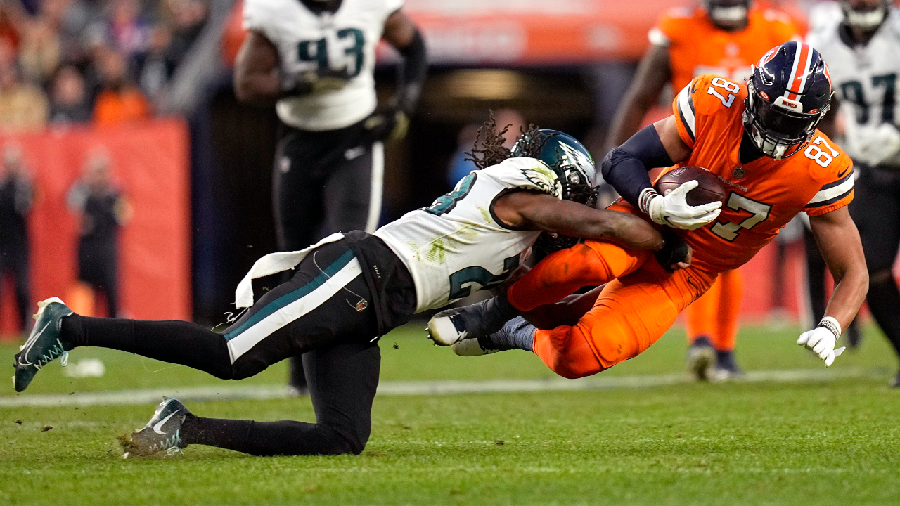 Darius Slay scoops up fumble, runs 83 yards for TD to lead Eagles