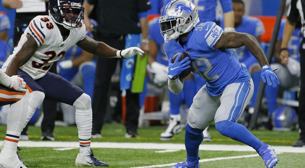 Detroit Lions running back D'Andre Swift (32) warms up against