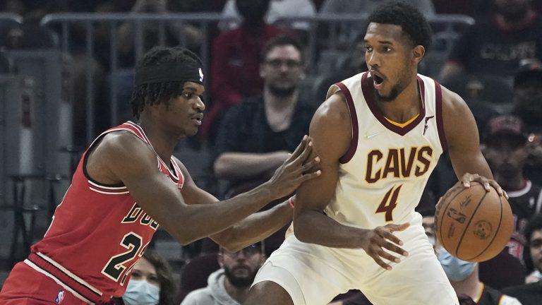 Cleveland Cavaliers' Evan Mobley (4) drives against Chicago Bulls' Alize Johnson (22) in the first half of an NBA preseason basketball game. (Tony Dejak/AP Photo)