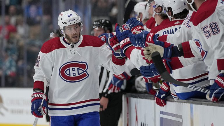 Montreal Canadiens left wing Mike Hoffman (68) is congratulated by teammates on the bench after his goal against the San Jose Sharks. (Tony Avelar/AP)