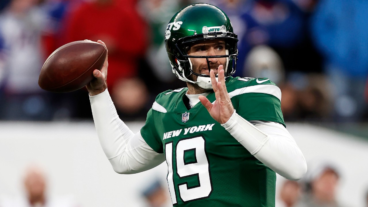 New York Jets quarterback Joe Flacco (19) warms up before playing