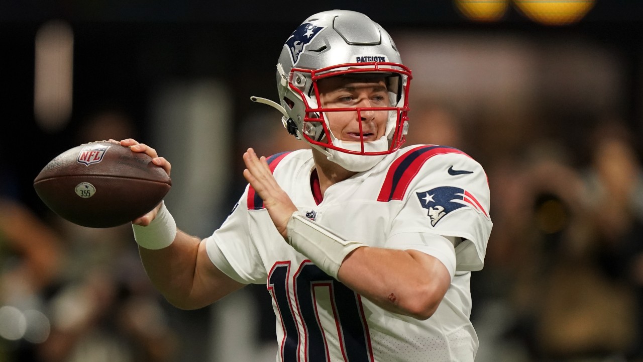 Mac Jones hobbles off the field during Patriots-Ravens game