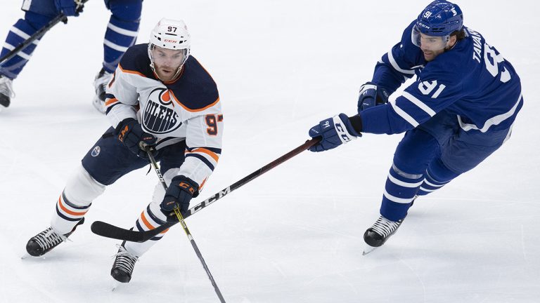 Toronto Maple Leafs centre John Tavares (91) chases down Edmonton Oilers centre Connor McDavid (97). (Frank Gunn/CP)