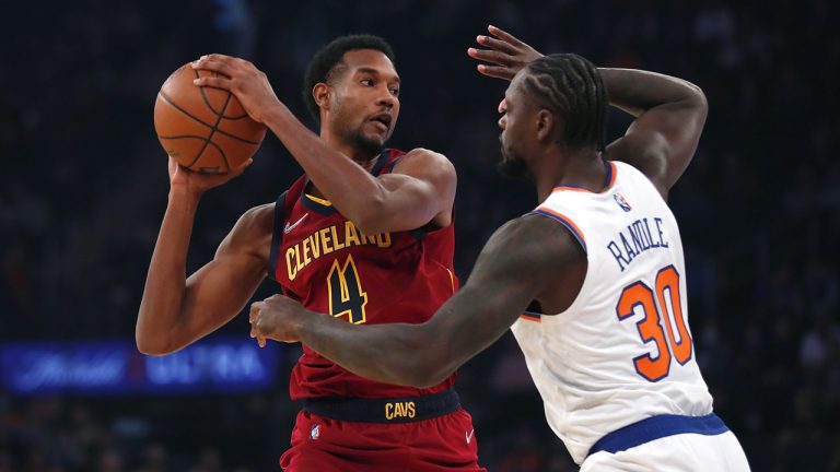 New York Knicks forward Julius Randle (30) defends against Cleveland Cavaliers center Evan Mobley (4) during the first half of an NBA basketball game. (Noah K. Murray/AP)