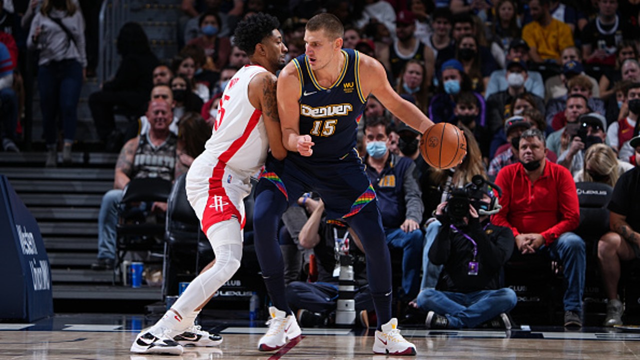 Jokic's block preserves Nuggets' 95-94 win over Rockets