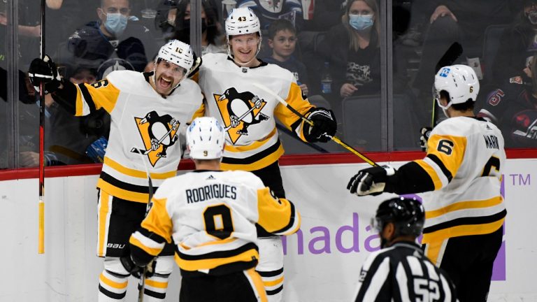 Pittsburgh Penguins’ Jason Zucker (16) celebrates his goal against the Winnipeg Jets with Danton Heinen (43), Evan Rodrigues (9) and John Marino (6). (Fred Greenslade/CP)