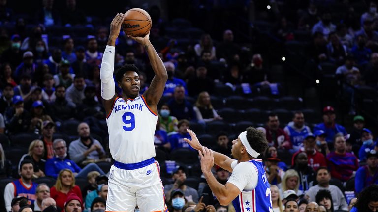 New York Knicks' RJ Barrett, left, goes up for a shot against Philadelphia 76ers' Seth Curry. (Matt Slocum/AP)