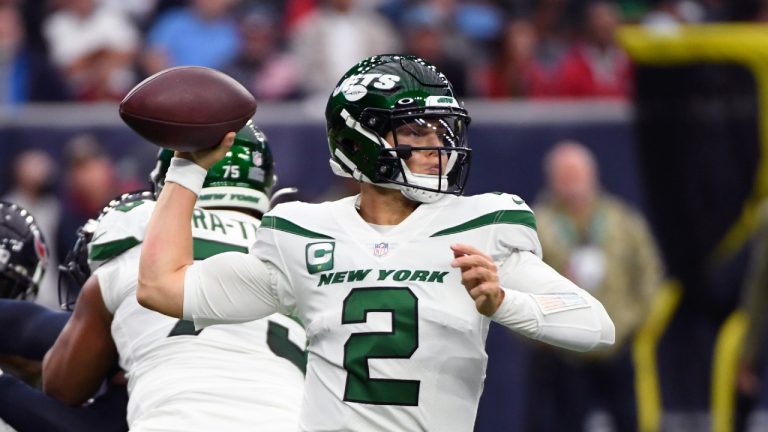 New York Jets quarterback Zach Wilson (2) passes in the first half of an NFL football game against the Houston Texans in Houston, Sunday, Nov. 28, 2021 (Justin Rex/AP).