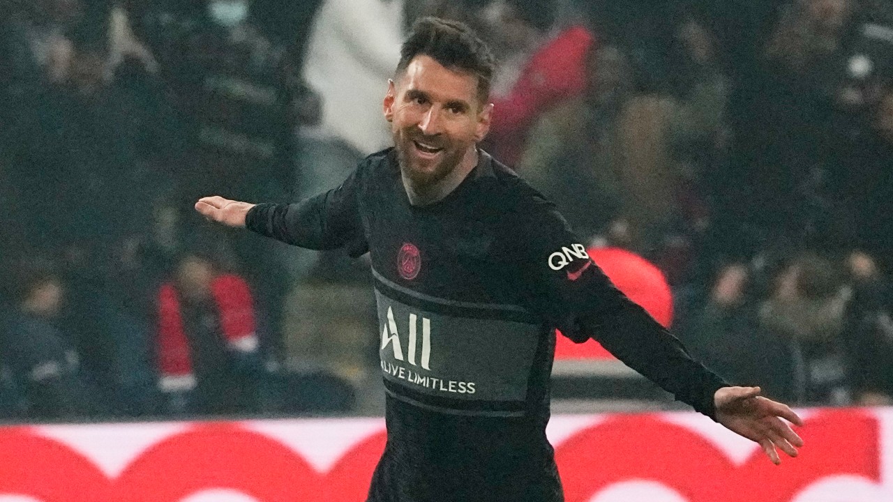 Gerd Müller receives Leo Messi's jersey