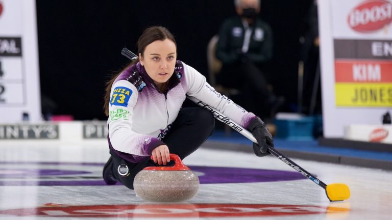 Kelsey Rocque in action during the third draw of the Boost National on Nov. 2, 2021, in Chestermere, Alta. (Anil Mungal)