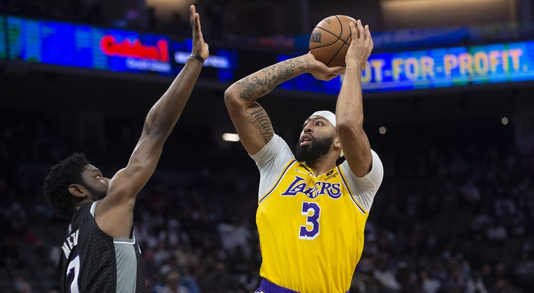 Davis, Lakers overcome James' absence to beat Kings