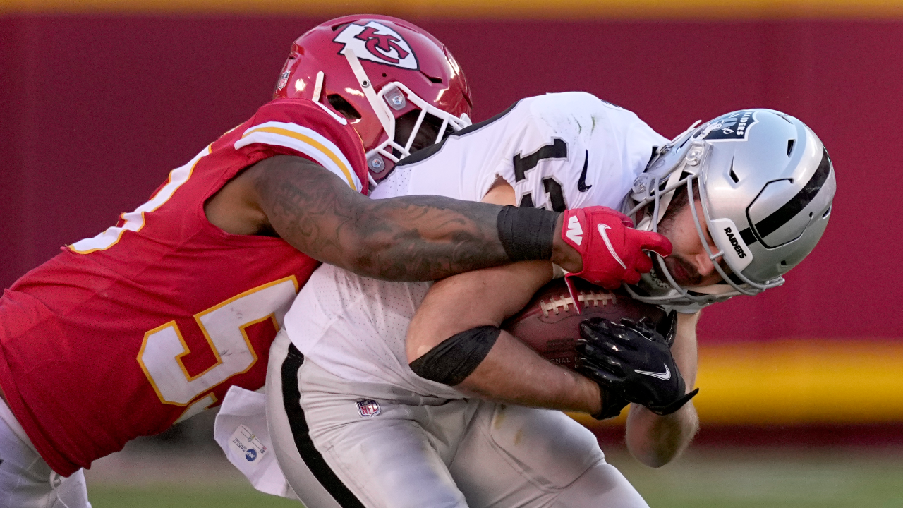 Chiefs roll to record-setting 48-9 victory over Raiders