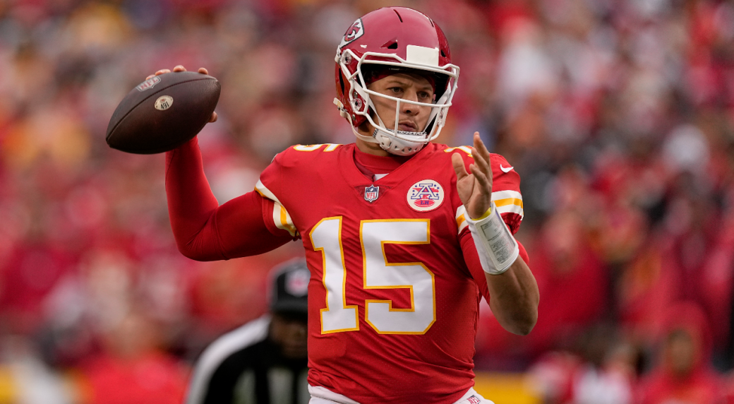 Mahomes, Chiefs rout stumbling Steelers to clinch AFC West