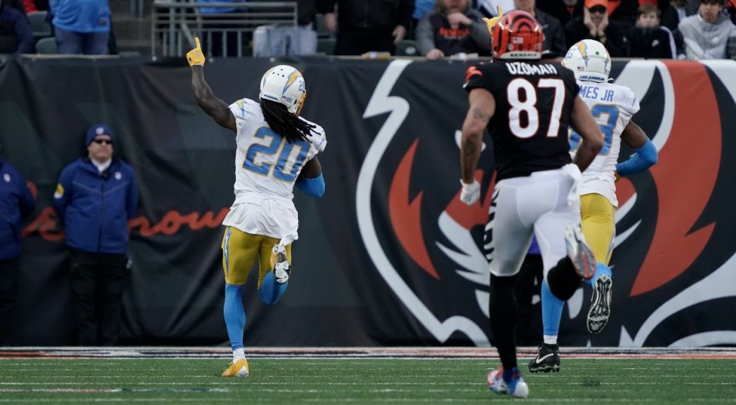 Canadian Tevaughn Campbell Scores Highlight-reel TD As Chargers Beat ...