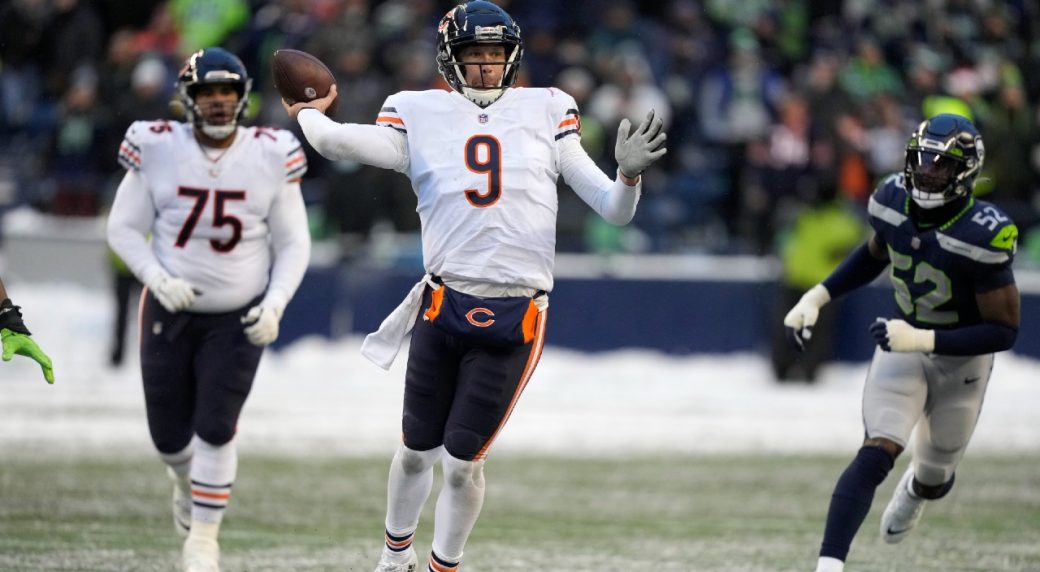 Foles' magic enables Eagles to survive Bears' last-second chance