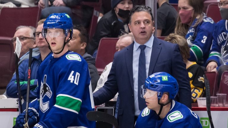 Vancouver Canucks head coach Travis Green stands on the bench behind Elias Pettersson (40), of Sweden, and Alex Chiasson (39) during the third period of an NHL hockey game against the Pittsburgh Penguins in Vancouver, on Saturday, December 4, 2021. (Darryl Dyck/THE CANADIAN PRESS) 
