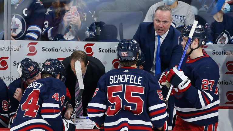 Winnipeg Jets interim head coach Dave Lowry talks to his team during third period NHL action against the Washington Capitals. (John Woods/CP)