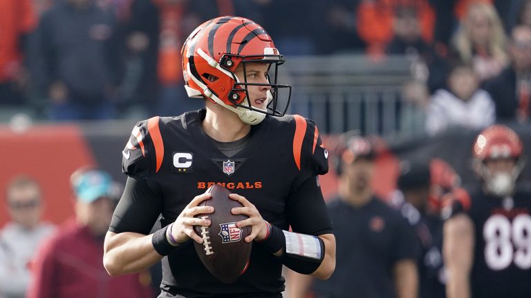 Cincinnati Bengals quarterback Joe Burrow (9) looks to throw during the fist half of an NFL football game against the Baltimore Ravens. (Jeff Dean/AP)