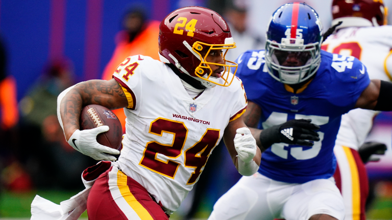 Washington Football Team running back Antonio Gibson (24) runs the ball with New York Giants middle linebacker Jaylon Smith (45) in pursuit during the first quarter on Sunday, Jan. 9, 2022, in East Rutherford, N.J. (AP)