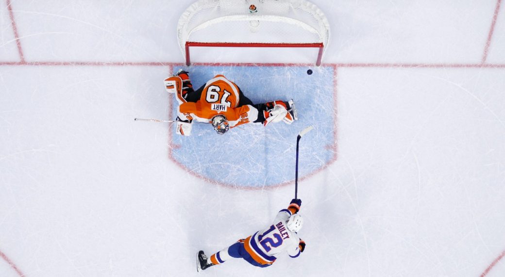 Islanders win in shootout, hand Flyers ninth straight loss