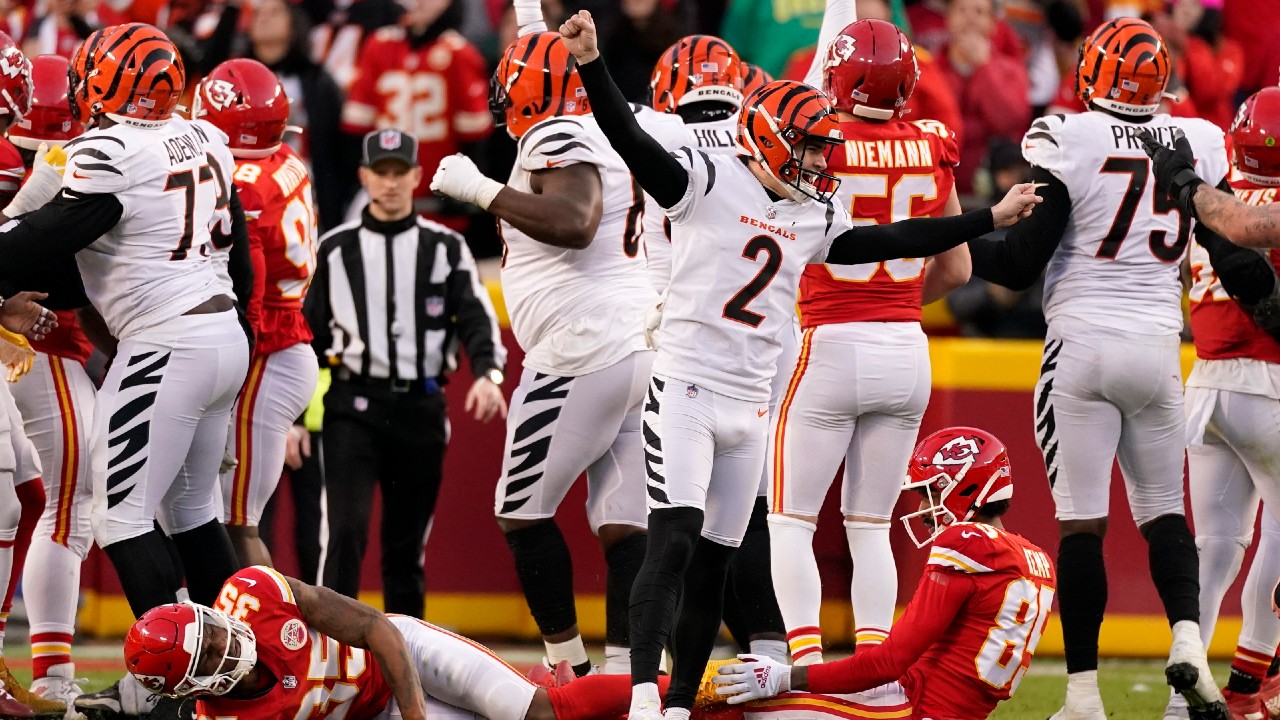 The peak of embarrassment while being a Reds fan So glad the Bengals are  back tomorrow - Cincinnati Reds fans react to disappointing loss in MLB at  Field of Dreams Game