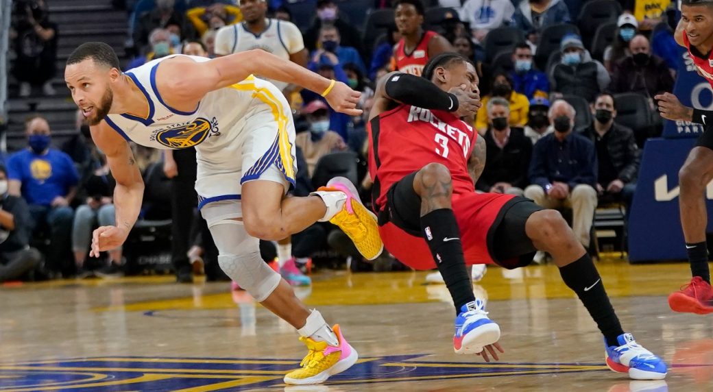 Curry's Buzzer-beater Gives Warriors Win Over Over Rockets