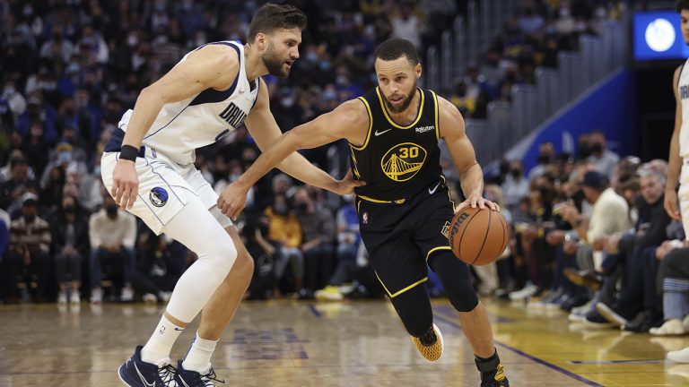 Golden State Warriors guard Stephen Curry (30) drives to the basket against Dallas Mavericks forward Maxi Kleber (42). (Jed Jacobsohn/AP)