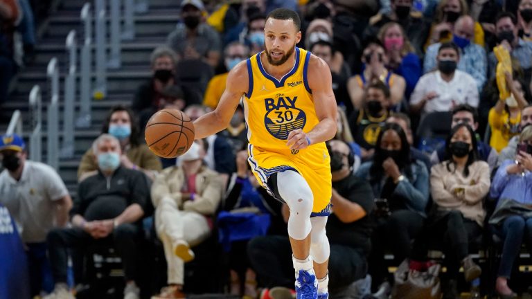 Golden State Warriors guard Stephen Curry dribbles the ball up the court against the Minnesota Timberwolves during the second half of an NBA basketball game in San Francisco, Thursday, Jan. 27, 2022. (AP Photo/Jeff Chiu) 