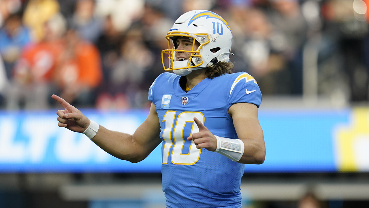 Herbert, Roberts propel Chargers to victory over Broncos 34-13