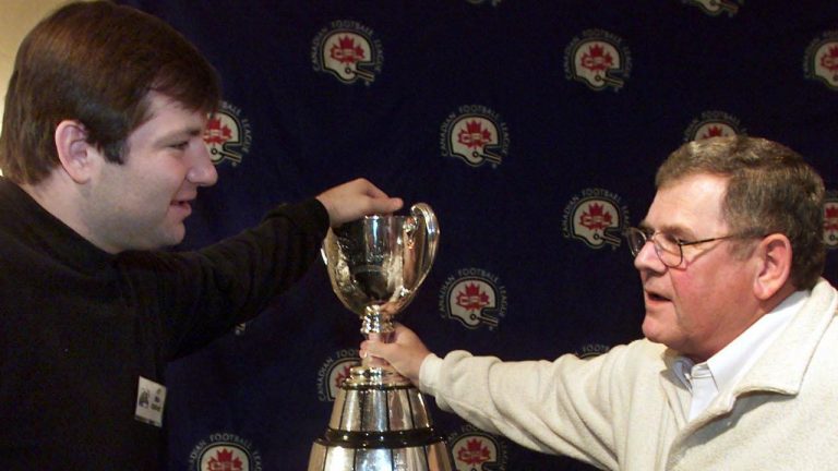 Former Hamilton Tiger-Cats defensive co-ordinator Don Sutherin (right) chats with Ticats tackle Mike Philbrick (left) at the team's media luncheon in Vancouver, Thursday, Nov. 25, 1999 before the Grey Cup. (Ryan Remiorz/CP Photo) 
