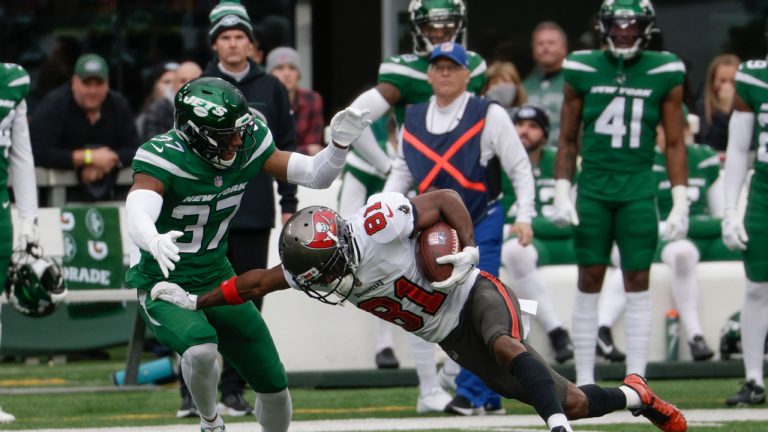 New York Jets' Bryce Hall, left, tackles Tampa Bay Buccaneers' Antonio Brown during the first half of an NFL football game. (Corey Sipkin/AP) 