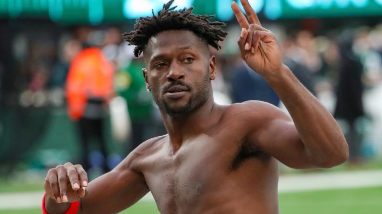 Tampa Bay Buccaneers wide receiver Antonio Brown (81) gestures to the crowd as he leaves the field while his team's offense is on the field against the New York Jets during the third quarter of an NFL football game Sunday, Jan. 2, 2022, in East Rutherford, N.J. Brown left the game and did not return. (Andrew Mills/NJ Advance Media via AP) 