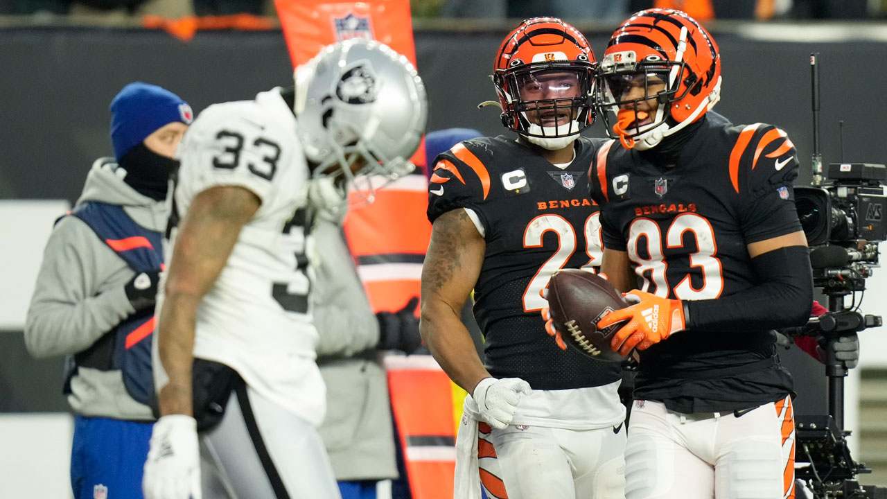 Bengals hold on, finally win in playoffs, 26-19 over Raiders