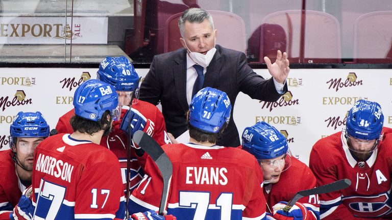 Montreal Canadiens interim head coach Martin St. Louis talks with players during first period NHL hockey action the Buffalo Sabres. (Graham Hughes/CP)