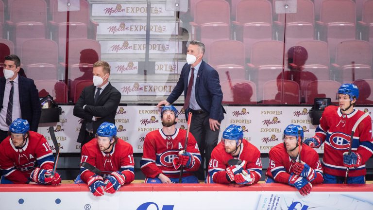 Montreal Canadiens interim head coach Martin St. Louis stands on the bench during the closing moments of third period NHL hockey action against the Washington Capitals. (Graham Hughes/CP)