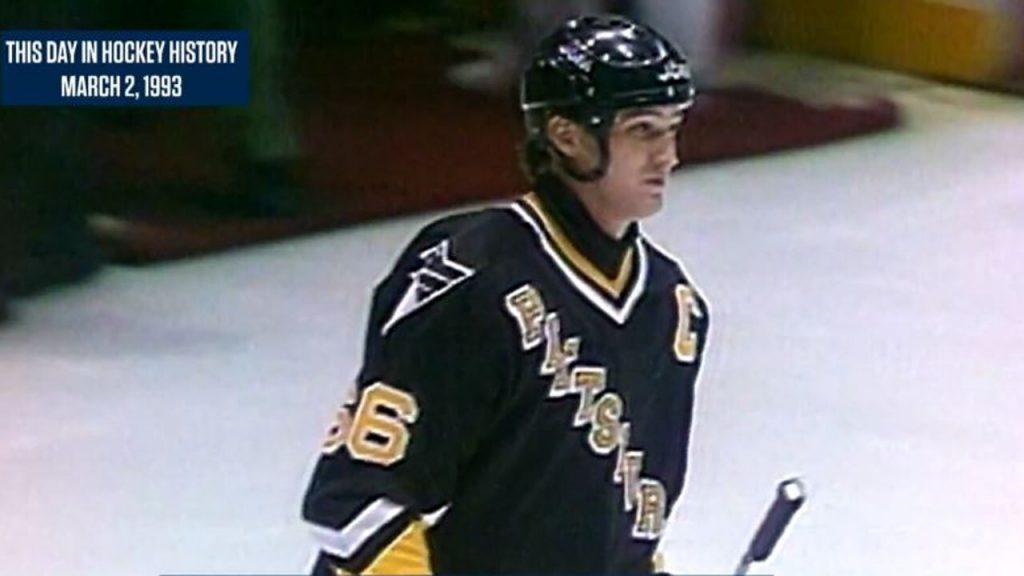 Pittsburgh Penguins center Mario Lemieux throws Montreal Canadiens