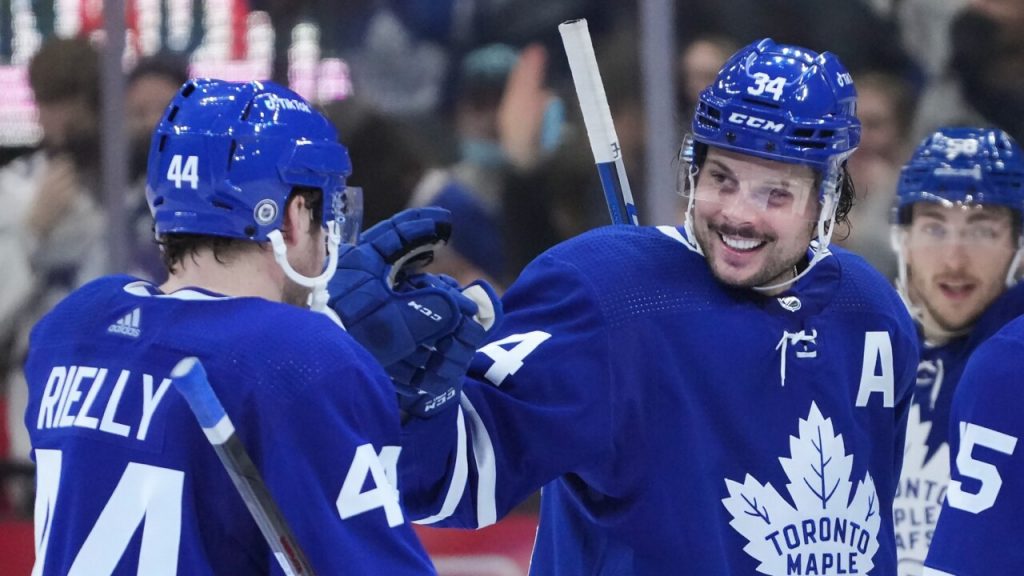 Bertuzzi sticking with minimal tape job, even though Leafs' teammates are  ripping him