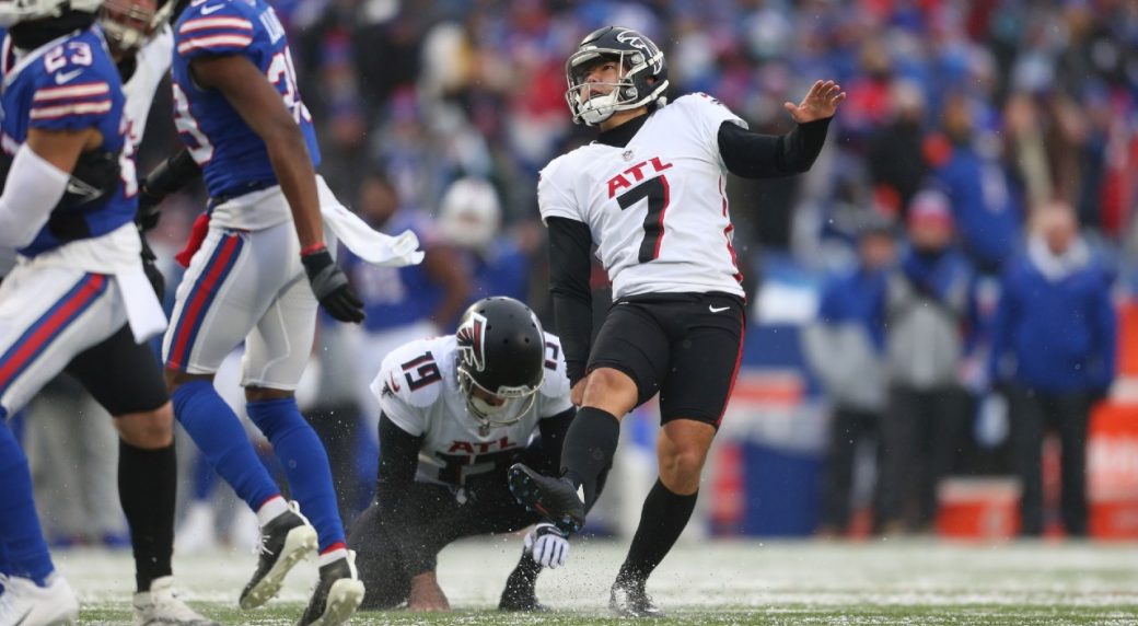 Atlanta Falcons kicker Younghoe Koo (7) practices kicking field